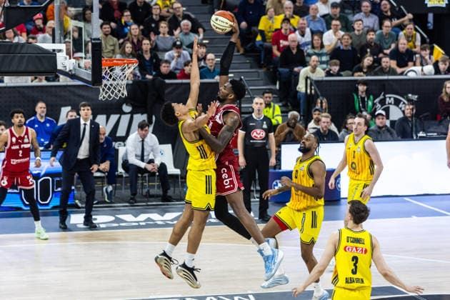 GER, BMW Top Four, Basketball BBL Pokal, Final, BMA365 Bamberg Baskets ALBA Berlin 22 02 2026, SAP Garden, Munich, GER, BMW Top Four, Basketball BBL Pokal, Final, BMA365 Bamberg Baskets ALBA Berlin Ejiofor Onu BMA365 Bamberg Baskets, 35 with a dunk against Jack Kayil ALBA Berlin 7 Photo Alexander Trienitz Munich SAP Garden Bayern Germany