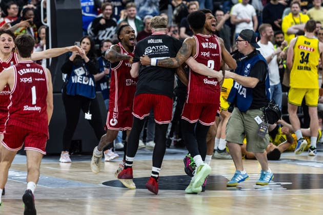 GER, BMW Top Four, Basketball BBL Pokal, Final, BMA365 Bamberg Baskets ALBA Berlin 22 02 2026, SAP Garden, Munich, GER, BMW Top Four, Basketball BBL Pokal, Final, BMA365 Bamberg Baskets ALBA Berlin The BMA365 Bamberg Baskets team is delighted to have won the cup Photo Alexander Trienitz Munich SAP Garden Bayern Germany