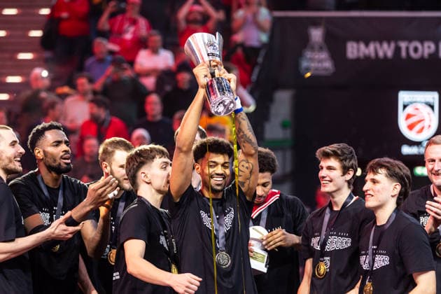 GER, BMW Top Four, Basketball BBL Pokal, Final, BMA365 Bamberg Baskets ALBA Berlin 22 02 2026, SAP Garden, Munich, GER, BMW Top Four, Basketball BBL Pokal, Final, BMA365 Bamberg Baskets ALBA Berlin Ibi Watson BMA365 Bamberg Baskets, 2 and the team with the BBL Pokal Photo Alexander Trienitz Munich SAP Garden Bayern Germany