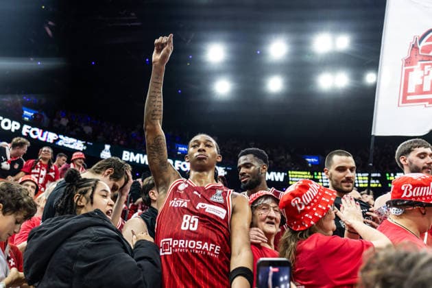 GER, BMW Top Four, Basketball BBL Pokal, Final, BMA365 Bamberg Baskets ALBA Berlin 22 02 2026, SAP Garden, Munich, GER, BMW Top Four, Basketball BBL Pokal, Final, BMA365 Bamberg Baskets ALBA Berlin Austin Crowley BMA365 Bamberg Baskets, 85 celebrates with the fans Photo Alexander Trienitz Munich SAP Garden Bayern Germany