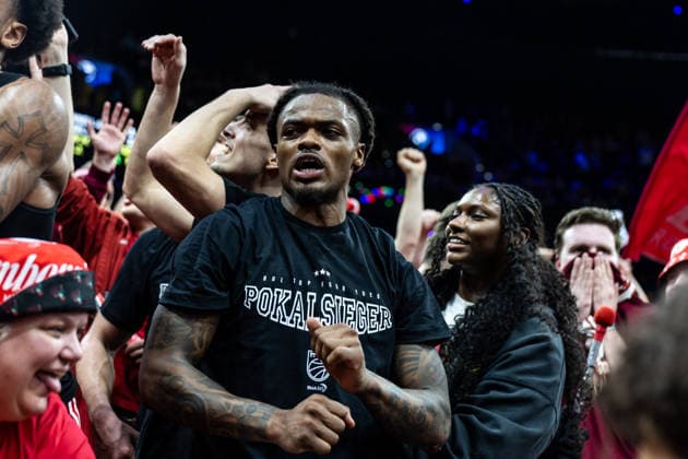 GER, BMW Top Four, Basketball BBL Pokal, Final, BMA365 Bamberg Baskets ALBA Berlin 22 02 2026, SAP Garden, Munich, GER, BMW Top Four, Basketball BBL Pokal, Final, BMA365 Bamberg Baskets ALBA Berlin Cobe Williams BMA365 Bamberg Baskets, 24 celebrates with the fans Photo Alexander Trienitz Munich SAP Garden Bayern Germany