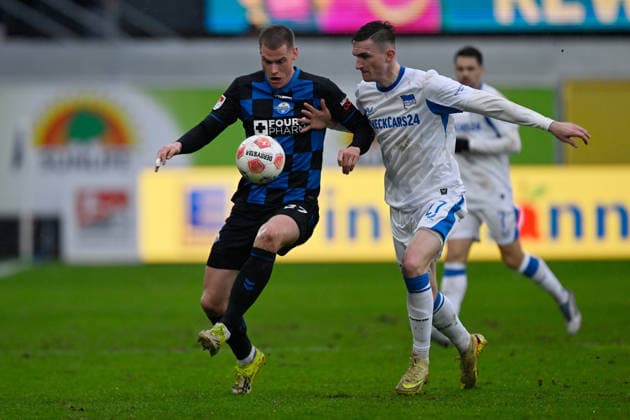 Paderborn, Home Deluxe Arena, 22 02 26, GER, Herren, 2 Bundesliga, Saison 2025 2026, SC Paderborn 07 Hertha BSC Berlin Bild v li im Zweikampf Steffen TIGGES Paderborn und Niklas KOLBE Hertha BSC DFL regulations prohibit any use of photographs as image sequences and or quasi video NRW Deutschland