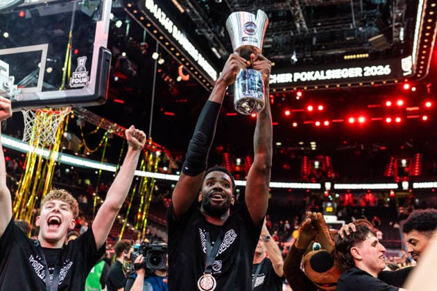 GER, BMW Top Four, Basketball BBL Pokal, Final, BMA365 Bamberg Baskets ALBA Berlin 22 02 2026, SAP Garden, Munich, GER, BMW Top Four, Basketball BBL Pokal, Final, BMA365 Bamberg Baskets ALBA Berlin Ejiofor Onu BMA365 Bamberg Baskets, 35 with the BBL Pokal Photo Alexander Trienitz Munich SAP Garden Bayern Germany