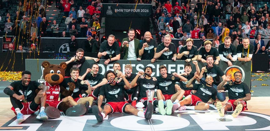 22 2 2026, Basketball, Men, BMW Top Four 2026, Final Four, Final, Alba Berlin BMA 365 Bamberg Baskets, The BMA365 Bamberg Baskets team at the award ceremony for the 2026 Cup Winner Munich SAP Garden Bayern Germany
