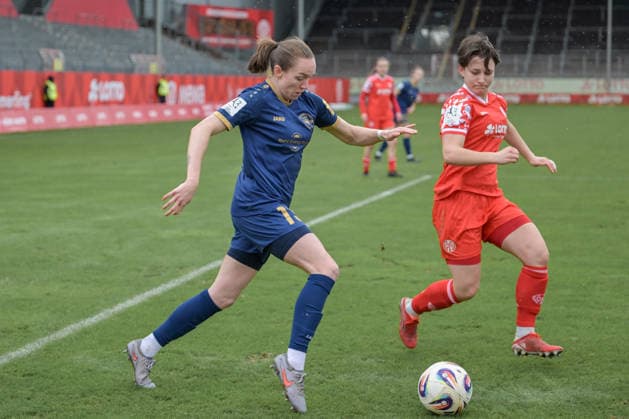22 02 2026, Football, 2 Womens Bundesliga, 2025 2026, Matchday 18, FSV Mainz 05 SG 99 Andernach Vanessa Zilligen 15 Andernach runs into the penalty area with the ball Emma Junold 22 Mainz 05 tries to take the ball from her Mainz Bruchweg Stadium Rhineland-Palatinate Germany