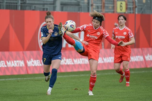 22 02 2026, Football, 2 Women Bundesliga, 2025 2026, Matchday 18, FSV Mainz 05 SG 99 Andernach Suguri Hashitani 25 Mainz 05 with high leg against Carolin Schraa 7 Andernach Mainz Bruchweg Stadion Rheinland Pfalz Germany
