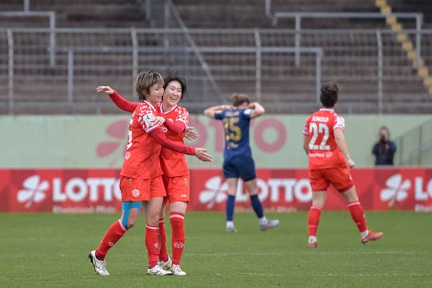 22 02 2026, Football, 2 Womens Bundesliga, 2025 2026, Matchday 18, FSV Mainz 05 SG 99 Andernach Suguri Hashitani 25 Mainz 05 and Yurina Imai 14 Mainz 05 celebrate after scoring the opening goal Mainz Bruchweg Stadion Rheinland Pfalz Germany