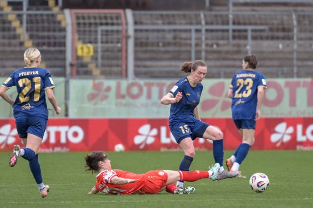 22 02 2026, Football, 2 Womens Bundesliga, 2025 2026, Matchday 18, FSV Mainz 05 SG 99 Andernach Vital Kats 30 Mainz 05 attacks Vanessa Zilligen 15 Andernach with open sole Mainz Bruchweg Stadium Rhineland Palatinate Germany