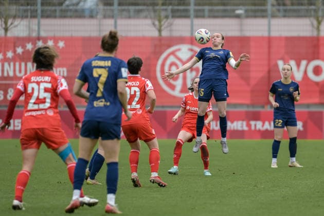 22 02 2026, Football, 2 Women Bundesliga, 2025 2026, Matchday 18, FSV Mainz 05 SG 99 Andernach Vanessa Zilligen 15 Andernach takes the ball in the air with her chest Mainz Bruchweg Stadion Rheinland Pfalz Germany