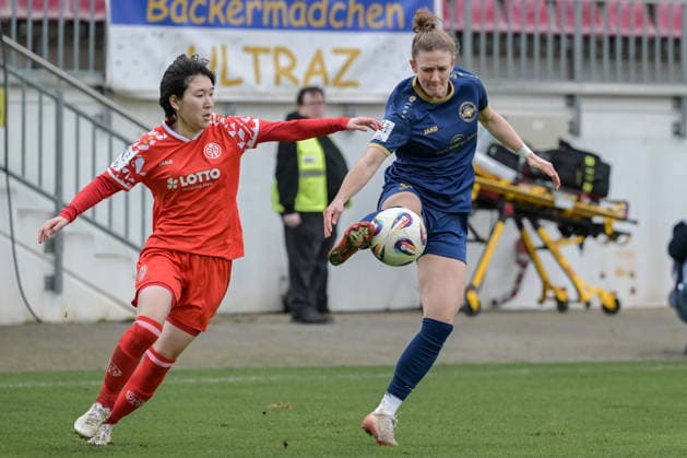 22 02 2026, Football, 2 Womens Bundesliga, 2025 2026, Matchday 18, FSV Mainz 05 SG 99 Andernach Carolin Schraa 7 Andernach takes the ball as Yurina Imai 14 Mainz 05 tries to disrupt her Mainz Bruchweg Stadion Rheinland Pfalz Germany