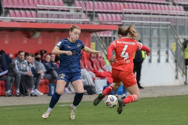 22 02 2026, Soccer, 2 Women Bundesliga, 2025 2026, Matchday 18, FSV Mainz 05 SG 99 Andernach Kara Bathmann 4 Mainz 05 tries to play a trickZoe Brückel 22 Andernach Mainz Bruchweg Stadion Rheinland Pfalz Germany