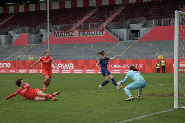22 02 2026, Soccer, 2 Womens Bundesliga, 2025 2026, Matchday 18, FSV Mainz 05 SG 99 Andernach Maren Weingarz 8 Andernach only has to push the ball into the goal after a beautiful pass Anna Donner 15 Mainz 05 , Johanna Berg 9 Mainz 05 and Mamiko Matsumoto 1 Mainz 05 can only look behind Mainz Bruchweg Stadium Rhineland-Palatinate Germany