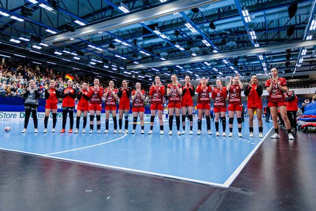 The MOL Esztergom team celebrates after a 31 31 draw GER, HSG Blomberg Lippe GER vs MOL Esztergom HUN , Handball, EHF European League Women, Group Phase, 22 02 2026 GER, HSG Blomberg Lippe GER vs MOL Esztergom HUN , Handball, EHF European League Women, Group Phase, 22 02 2026 Lemgo Copyright: xEibner-Pressefoto JanxRollingerx EP_JSK