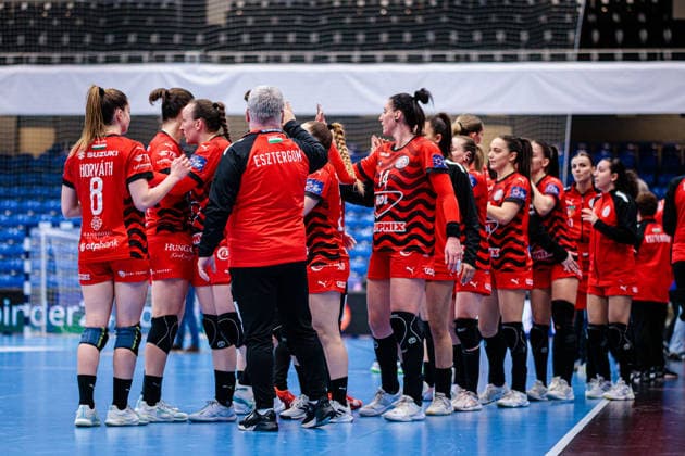 The MOL Esztergom team celebrates after a 31 31 draw GER, HSG Blomberg Lippe GER vs MOL Esztergom HUN , Handball, EHF European League Women, Group Phase, 22 02 2026 GER, HSG Blomberg Lippe GER vs MOL Esztergom HUN , Handball, EHF European League Women, Group Phase, 22 02 2026 Lemgo Copyright: xEibner-Pressefoto JanxRollingerx EP_JSK