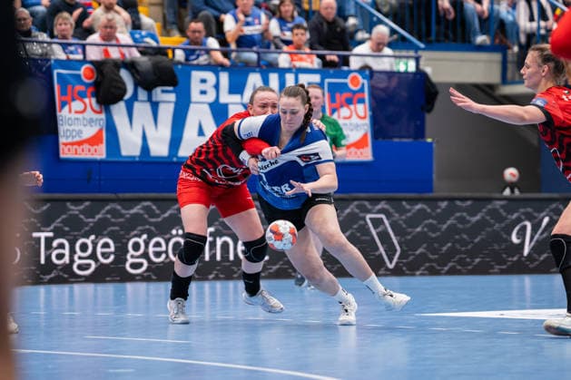 HSG Blomberg Lippe GER vs MOL Esztergom HUN , Handball, EHF European League Women, Group Phase, 22 2 2026, Season 2025 2026, Lemgo Diana Magnusdottir HSG Blomberg Lippe, 07 left in duel with Lea Farago MOL Esztergom, 30 Lemgo Phoenix Contact Arena Germany
