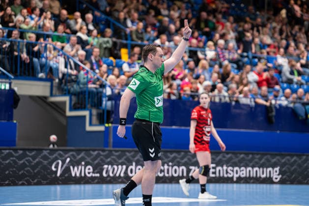 HSG Blomberg Lippe GER vs MOL Esztergom HUN , Handball, EHF European League Women, Group phase, 22 2 2026, Season 2025 2026, Lemgo Jaap Klompers Referee indicates a 2 minute penalty Lemgo Phoenix Contact Arena Germany