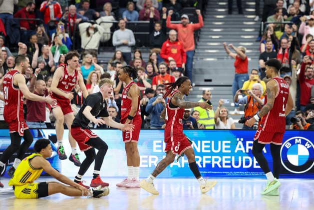 The Bamberg Baskets players celebrate the cup victory after the final whistle, GER, BMA365 Bamberg Baskets vs Alba Berlin, Basketball, BBL Pokal, BMW TOP FOUR, Final, Season 2025 2026, 22 02 2026, GER, BMA365 Bamberg Baskets vs Alba Berlin, Basketball, BBL Pokal, BMW TOP FOUR, Final, Season 2025 2026, 22 02 2026 Muenchen Copyright: xEibner-Pressefoto JennixMaulx EP_JML