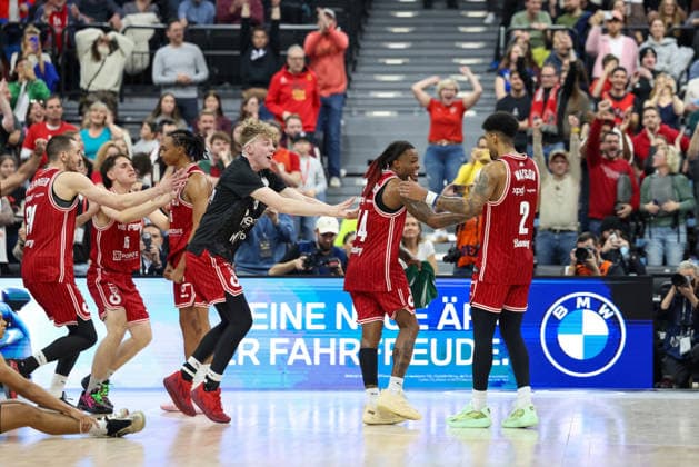The Bamberg Baskets players celebrate the cup victory after the final whistle, GER, BMA365 Bamberg Baskets vs Alba Berlin, Basketball, BBL Pokal, BMW TOP FOUR, Final, Season 2025 2026, 22 02 2026, GER, BMA365 Bamberg Baskets vs Alba Berlin, Basketball, BBL Pokal, BMW TOP FOUR, Final, Season 2025 2026, 22 02 2026 Muenchen Copyright: xEibner-Pressefoto JennixMaulx EP_JML
