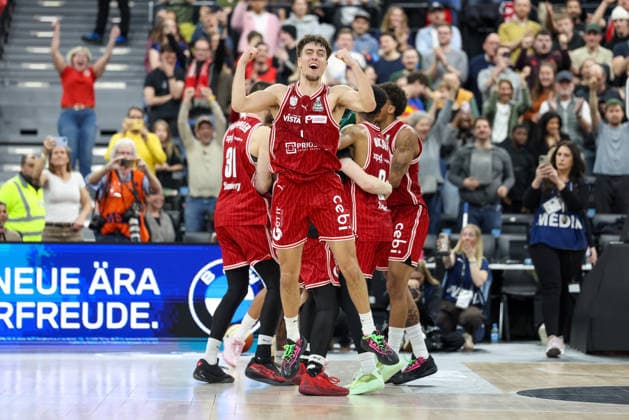 The Bamberg Baskets players celebrate the cup victory after the final whistle, Emotions, Friends, Zachary Ensminger BMA365 Bamberg Baskets, 01 , GER, BMA365 Bamberg Baskets vs Alba Berlin, Basketball, BBL Cup, BMW TOP FOUR, Final, Season 2025 2026, 22 02 2026, GER, BMA365 Bamberg Baskets vs Alba Berlin, Basketball, BBL Cup, BMW TOP FOUR, Final, Season 2025 2026, 22 02 2026 Muenchen Copyright: xEibner-Pressefoto JennixMaulx EP_JML
