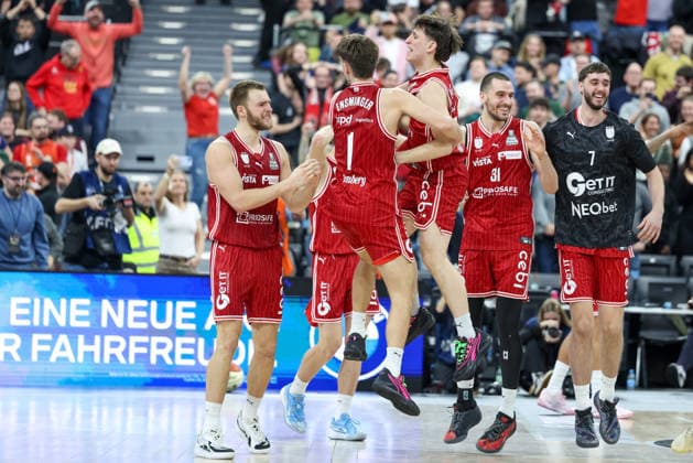 The Bamberg Baskets players celebrate the cup victory after the final whistle, Emotions, Friends, GER, BMA365 Bamberg Baskets vs Alba Berlin, Basketball, BBL Cup, BMW TOP FOUR, Final, Season 2025 2026, 22 02 2026, GER, BMA365 Bamberg Baskets vs Alba Berlin, Basketball, BBL Cup, BMW TOP FOUR, Final, Season 2025 2026, 22 02 2026 Muenchen Copyright: xEibner-Pressefoto JennixMaulx EP_JML