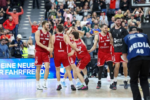 The Bamberg Baskets players celebrate the cup victory after the final whistle, Emotions, Friends, GER, BMA365 Bamberg Baskets vs Alba Berlin, Basketball, BBL Cup, BMW TOP FOUR, Final, Season 2025 2026, 22 02 2026, GER, BMA365 Bamberg Baskets vs Alba Berlin, Basketball, BBL Cup, BMW TOP FOUR, Final, Season 2025 2026, 22 02 2026 Muenchen Copyright: xEibner-Pressefoto JennixMaulx EP_JML