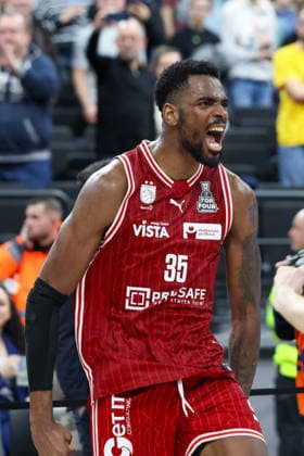 The Bamberg Baskets players celebrate the cup victory after the final whistle, Emotions, Friends, Ejiofor Onu BMA365 Bamberg Baskets, 35 , GER, BMA365 Bamberg Baskets vs Alba Berlin, Basketball, BBL Cup, BMW TOP FOUR, Final, Season 2025 2026, 22 02 2026, GER, BMA365 Bamberg Baskets vs Alba Berlin, Basketball, BBL Cup, BMW TOP FOUR, Final, Season 2025 2026, 22 02 2026 Muenchen Copyright: xEibner-Pressefoto JennixMaulx EP_JML