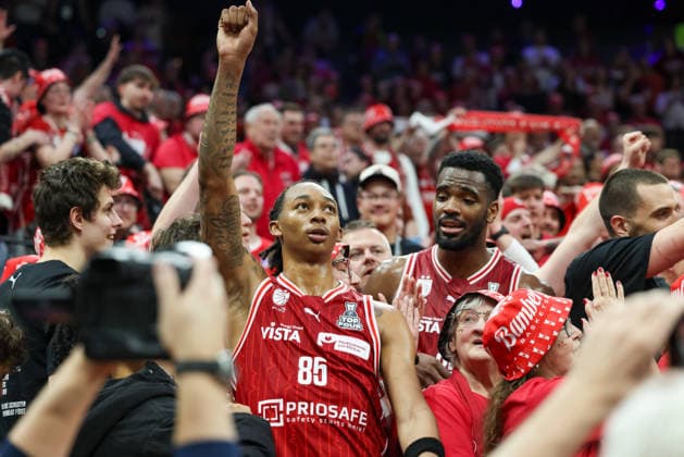 The Bamberg Baskets players celebrate the cup victory in the fan block, Emotions, Friends, Austin Crowley BMA365 Bamberg Baskets, 85 , GER, BMA365 Bamberg Baskets vs Alba Berlin, Basketball, BBL Pokal, BMW TOP FOUR, Final, Season 2025 2026, 22 02 2026, GER, BMA365 Bamberg Baskets vs Alba Berlin, Basketball, BBL Pokal, BMW TOP FOUR, Final, Season 2025 2026, 22 02 2026 Muenchen Copyright: xEibner-Pressefoto JennixMaulx EP_JML