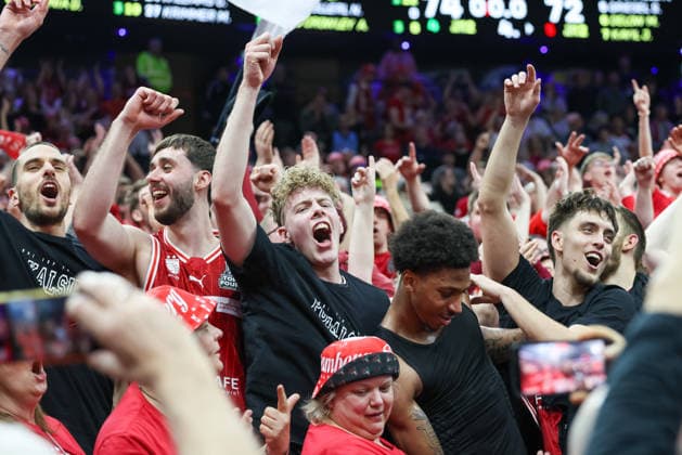 The Bamberg Baskets players celebrate the cup victory in the fan block, Emotions, Friends, GER, BMA365 Bamberg Baskets vs Alba Berlin, Basketball, BBL Cup, BMW TOP FOUR, Final, Season 2025 2026, 22 02 2026, GER, BMA365 Bamberg Baskets vs Alba Berlin, Basketball, BBL Cup, BMW TOP FOUR, Final, Season 2025 2026, 22 02 2026 Muenchen Copyright: xEibner-Pressefoto JennixMaulx EP_JML