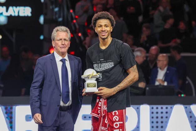 The MVP of the BMW Top Four Demarcus Demonia BMA365 Bamberg Baskets, 08 with Stefan Holz Managing Director of the Basketball Bundesliga , GER, BMA365 Bamberg Baskets vs Alba Berlin, Basketball, BBL Pokal, BMW TOP FOUR, Final, Season 2025 2026, 22 02 2026, GER, BMA365 Bamberg Baskets vs Alba Berlin, Basketball, BBL Pokal, BMW TOP FOUR, Final, Season 2025 2026, 22 02 2026 Munich Copyright: xEibner-Pressefoto JennixMaulx EP_JML