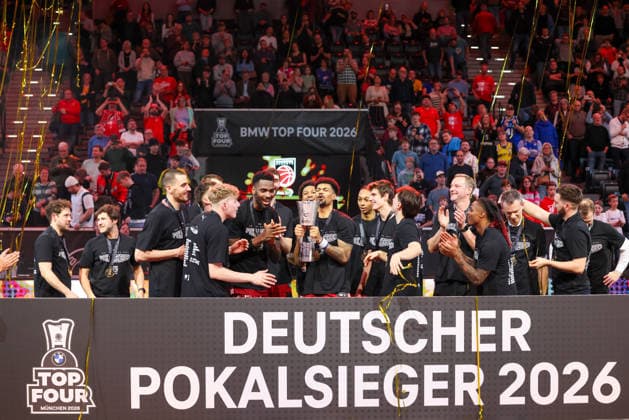 The Bamberg Baskets team celebrates the cup route, cheers, emotions, GER, BMA365 Bamberg Baskets vs Alba Berlin, basketball, BBL Cup, BMW TOP FOUR, final, season 2025 2026, 22 02 2026, GER, BMA365 Bamberg Baskets vs Alba Berlin, basketball, BBL Cup, BMW TOP FOUR, final, season 2025 2026, 22 02 2026 Muenchen Copyright: xEibner-Pressefoto JennixMaulx EP_JML