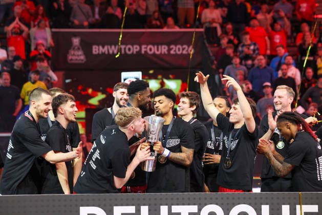 The Bamberg Baskets team celebrates the cup route, cheers, emotions, GER, BMA365 Bamberg Baskets vs Alba Berlin, basketball, BBL Cup, BMW TOP FOUR, final, season 2025 2026, 22 02 2026, GER, BMA365 Bamberg Baskets vs Alba Berlin, basketball, BBL Cup, BMW TOP FOUR, final, season 2025 2026, 22 02 2026 Muenchen Copyright: xEibner-Pressefoto JennixMaulx EP_JML