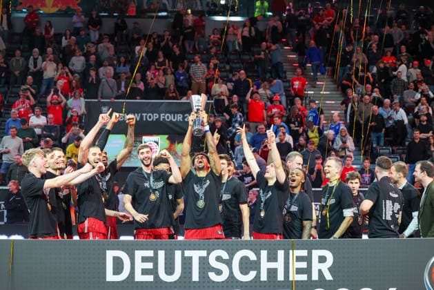 The Bamberg Baskets team celebrates the cup route, cheers, emotions, GER, BMA365 Bamberg Baskets vs Alba Berlin, basketball, BBL Cup, BMW TOP FOUR, final, season 2025 2026, 22 02 2026, GER, BMA365 Bamberg Baskets vs Alba Berlin, basketball, BBL Cup, BMW TOP FOUR, final, season 2025 2026, 22 02 2026 Muenchen Copyright: xEibner-Pressefoto JennixMaulx EP_JML