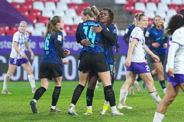 22 02 2026, xydrx, Frauen Fußball, 1 Fußball Bundesliga, SGS Essen RB Leipzig, Saison 2025 2026, Stadion an der Hafenstraße Goal celebration after the goal to 1 1 for RB Leipzig by scorer Delice Boboy RB Leipzig 17 together with Lou Ann Joly RB Leipzig 6 and Marleen Schimmer RB Leipzig 14 DFB regulations prohibit any use of photographs as image sequences and or quasi video Photo xYannisxDreimannxPressefotoKochx Nordrhein Westfahlen Germany