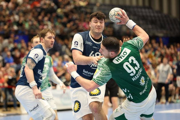 GER, 1 DAIKIN HBL, Bergischer HC vs Fuechse Berlin 22 02 2026, Mitsubishi Electric HALLE, Duesseldorf, GER, 1 DAIKIN HBL, Bergischer HC vs Fuechse Berlin , pictured Mijajlo Marsenić Fuechse Berlin 93 , in a duel against Aron Seesing BHC 49 , nordphotoxGmBHx xMeuter nph00351