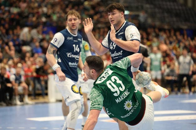 GER, 1 DAIKIN HBL, Bergischer HC vs Fuechse Berlin 22 02 2026, Mitsubishi Electric HALLE, Duesseldorf, GER, 1 DAIKIN HBL, Bergischer HC vs Fuechse Berlin , pictured Mijajlo Marsenić Fuechse Berlin 93 , in a duel against Aron Seesing BHC 49 , nordphotoxGmBHx xMeuter nph00351