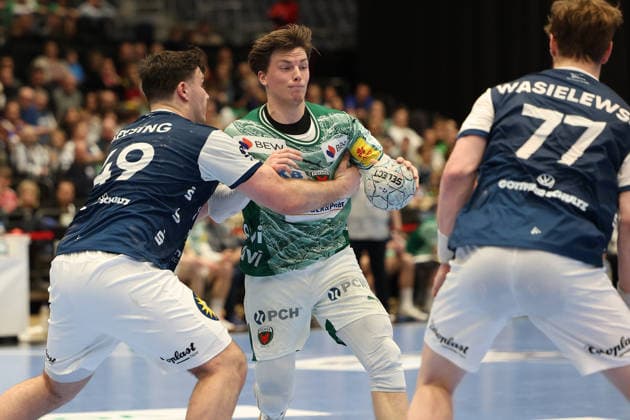 GER, 1 DAIKIN HBL, Bergischer HC vs Fuechse Berlin 22 02 2026, Mitsubishi Electric HALLE, Duesseldorf, GER, 1 DAIKIN HBL, Bergischer HC vs Fuechse Berlin , in the picture Nils Lichtlein Fuechse Berlin 17 , in a duel against Aron Seesing BHC 49 , nordphotoxGmBHx xMeuter nph00351