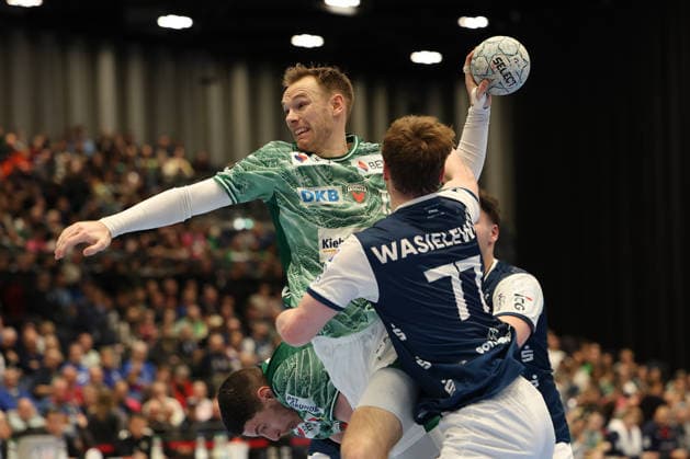 GER, 1 DAIKIN HBL, Bergischer HC vs Fuechse Berlin 22 02 2026, Mitsubishi Electric HALLE, Duesseldorf, GER, 1 DAIKIN HBL, Bergischer HC vs Fuechse Berlin , in the picture Mathias Gidsel Fuechse Berlin 19 , in a duel against Johannes Wasielewski BHC 77 , nordphotoxGmBHx xMeuter nph00351