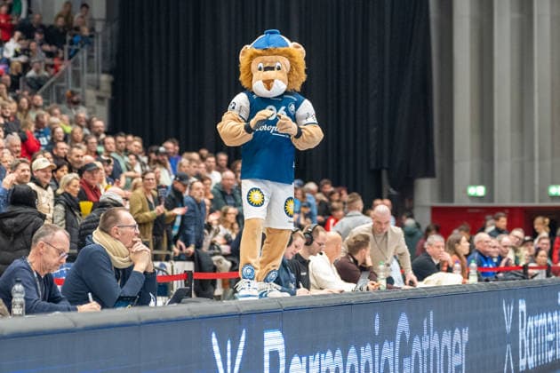 Bergi tries to motivate the spectators Bergischer HC 06 vs Fuechse Berlin, Handball, DAIKIN Handballbundesliga, 22 Matchday, Season 2025 2026, 22 02 2026 Bergischer HC 06 vs Fuechse Berlin, Handball, DAIKIN Handballbundesliga, 22 Matchday, Season 2025 2026, 22 02 2026 Duesseldorf Copyright: xEibner-Pressefoto ThomasxHaeslerx EP_THR