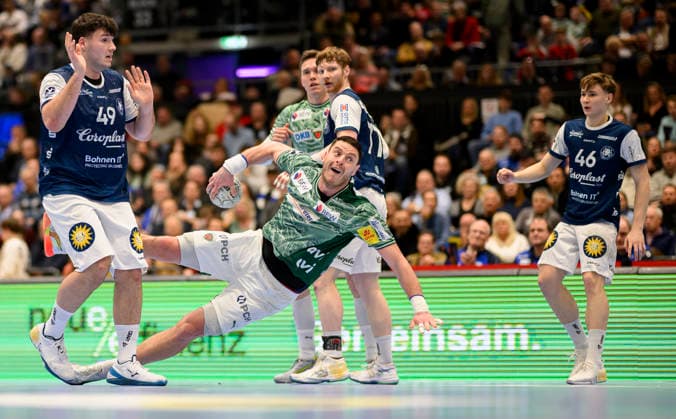 v l Aron SEESING BHC , Mijajlo MARSENIC B , duel, action, Handball 1 Bundesliga, 22 Matchday, Bergischer HC BHC Füchse Berlin B , on 22 02 2026 in Düsseldorf Germany Mitsubishi Electric Halle