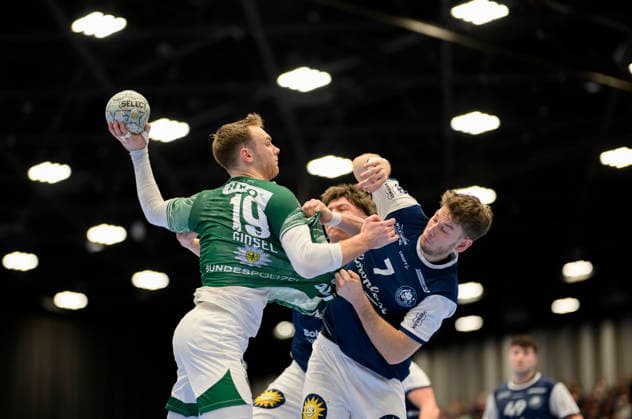 from l Mathias GIDSEL B , Lukas Becher BHC , duel, action, Handball 1 Bundesliga, 22 Matchday, Bergischer HC BHC Füchse Berlin B , on 22 02 2026 in Düsseldorf Germany Mitsubishi Electric Halle