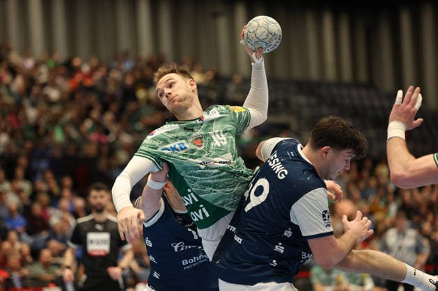 GER, 1 DAIKIN HBL, Bergischer HC vs Fuechse Berlin 22 02 2026, Mitsubishi Electric HALLE, Duesseldorf, GER, 1 DAIKIN HBL, Bergischer HC vs Fuechse Berlin , in the picture Mathias Gidsel Fuechse Berlin 19 , in a duel against Aron Seesing BHC 49 , nordphotoxGmBHx xMeuter nph00351