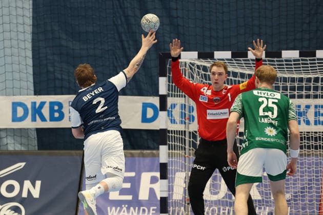 GER, 1 DAIKIN HBL, Bergischer HC vs Fuechse Berlin 22 02 2026, Mitsubishi Electric HALLE, Duesseldorf, GER, 1 DAIKIN HBL, Bergischer HC vs Fuechse Berlin , in the picture 7 meters Noah Beyer BHC 2 , in a duel against Lasse Ludwig Fuechse Berlin 1 , nordphotoxGmBHx xMeuter nph00351