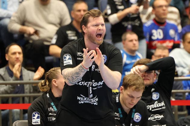 GER, 1 DAIKIN HBL, Bergischer HC vs Fuechse Berlin 22 02 2026, Mitsubishi Electric HALLE, Duesseldorf, GER, 1 DAIKIN HBL, Bergischer HC vs Fuechse Berlin , in the picture Arnor Þor Gunnarsson head coach BHC , gets very upset, gestures, facial expressions, emotions, dissatisfied disappointed dejected, nordphotoxGmBHx xMeuter nph00351