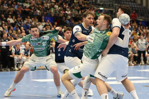 GER, 1 DAIKIN HBL, Bergischer HC vs Fuechse Berlin 22 02 2026, Mitsubishi Electric HALLE, Duesseldorf, GER, 1 DAIKIN HBL, Bergischer HC vs Fuechse Berlin , in the picture Mathias Gidsel Fuechse Berlin 19 , in a duel against Gerdas Barbarskas BHC 14 , Aron Seesing BHC 49 , nordphotoxGmBHx xMeuter nph00351