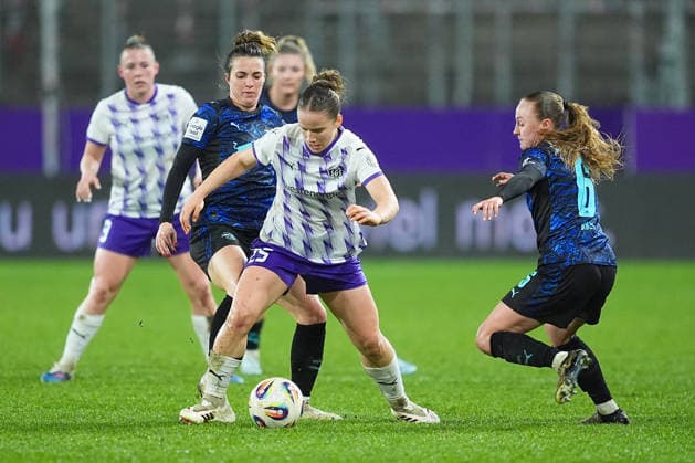 22 02 2026, xydrx, Women Football, 1 Soccer Bundesliga, SGS Essen RB Leipzig, Season 2025 2026, Stadion an der Hafenstraße Paulina Platner SGS Essen 25 in duel against Sandra Starke RB Leipzig 13 and Lou Ann Joly RB Leipzig 6 DFB regulations prohibit any use of photographs as image sequences and or quasi video Photo xYannisxDreimannxPressefotoKochx Nordrhein Westfahlen Germany