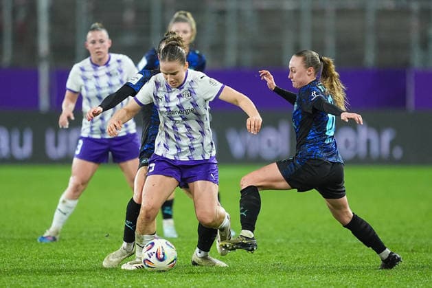 22 02 2026, xydrx, Women Football, 1 Soccer Bundesliga, SGS Essen RB Leipzig, Season 2025 2026, Stadion an der Hafenstraße Paulina Platner SGS Essen 25 in duel against Sandra Starke RB Leipzig 13 and Lou Ann Joly RB Leipzig 6 DFB regulations prohibit any use of photographs as image sequences and or quasi video Photo xYannisxDreimannxPressefotoKochx Nordrhein Westfahlen Germany