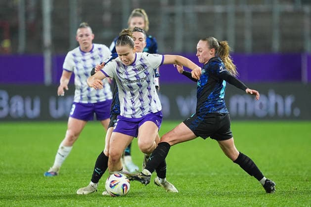22 02 2026, xydrx, Women Football, 1 Soccer Bundesliga, SGS Essen RB Leipzig, Season 2025 2026, Stadion an der Hafenstraße Paulina Platner SGS Essen 25 in duel against Sandra Starke RB Leipzig 13 and Lou Ann Joly RB Leipzig 6 DFB regulations prohibit any use of photographs as image sequences and or quasi video Photo xYannisxDreimannxPressefotoKochx Nordrhein Westfahlen Germany