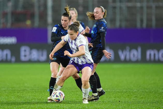 22 02 2026, xydrx, Women Football, 1 Soccer Bundesliga, SGS Essen RB Leipzig, Season 2025 2026, Stadion an der Hafenstraße Paulina Platner SGS Essen 25 in duel against Sandra Starke RB Leipzig 13 and Lou Ann Joly RB Leipzig 6 DFB regulations prohibit any use of photographs as image sequences and or quasi video Photo xYannisxDreimannxPressefotoKochx Nordrhein Westfahlen Germany