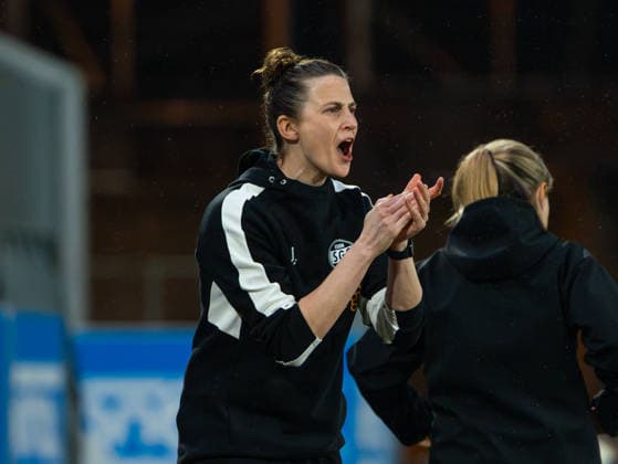 Heleen Jaques SGS Essen, Coach cheers and claps SGS Essen vs RB Leipzig, Football, Womens Bundesliga, Google Pixel Womens Bundesliga, Matchday 19, Season 2025 2026, 22 02 2026 DFB REGULATIONS PROHIBIT ANY USE OF PHOTOGRAPHS AS IMAGE SEQUENCES AND OR QUASI VIDEO, SGS Essen vs RB Leipzig, Football, Womens Bundesliga, Google Pixel Womens Bundesliga, Matchday 19, Season 2025 2026, 22 02 2026 Essen Copyright: xEibner-Pressefoto DamianxKruczynx EP_DKI