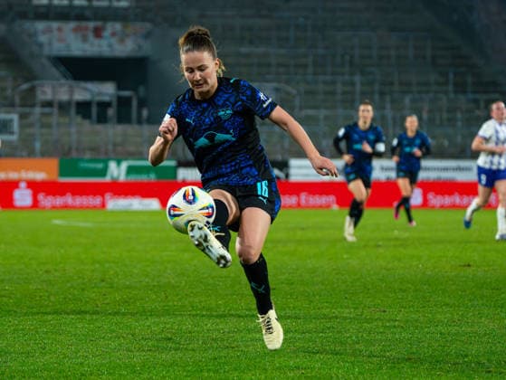 Annabel Schasching RB Leipzig Women, 16 in Dribblig SGS Essen vs RB Leipzig, Football, Womens Bundesliga, Google Pixel Womens Bundesliga, Matchday 19, Season 2025 2026, 22 02 2026 DFB REGULATIONS PROHIBIT ANY USE OF PHOTOGRAPHS AS IMAGE SEQUENCES AND OR QUASI VIDEO, SGS Essen vs RB Leipzig, Football, Womens Bundesliga, Google Pixel Womens Bundesliga, Matchday 19, Season 2025 2026, 22 02 2026 Essen Copyright: xEibner-Pressefoto DamianxKruczynx EP_DKI